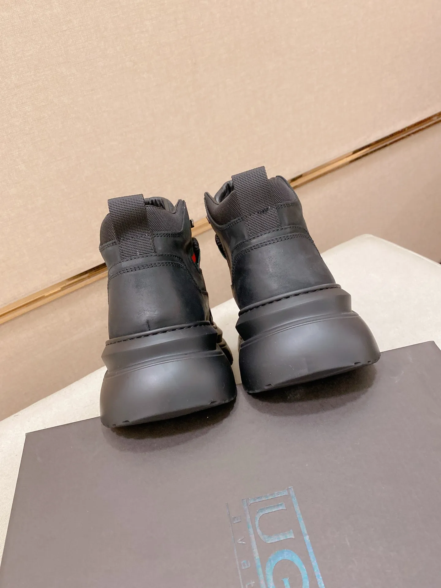 Factory price: 700💰New UGG fur-integrated men's simple and fashionable snow shoes. The most worth buying at the end of this year are warm casual shoes. Whether you are out and about at home, their comfortable and warm performance will be your most suitable fashion companion! The material is cowhide upper and imported wool is used inside. Two layers of cowhide for warmth and comfort! The eva+ rubber patch outsole is cushioned, non-slip and wear-resistant, and has good elasticity. It is light and wear-resistant, comfortable and soft, and the new simple cut is more fashionable. It has both practicality and fashion sense, so you no longer have to worry about how to match it in winter, while still maintaining your fashionable taste. High-quality genuine wool produced in Dongguan. The material depends on the details! Size: 39-40-41-42-43-44-45 sneaker size